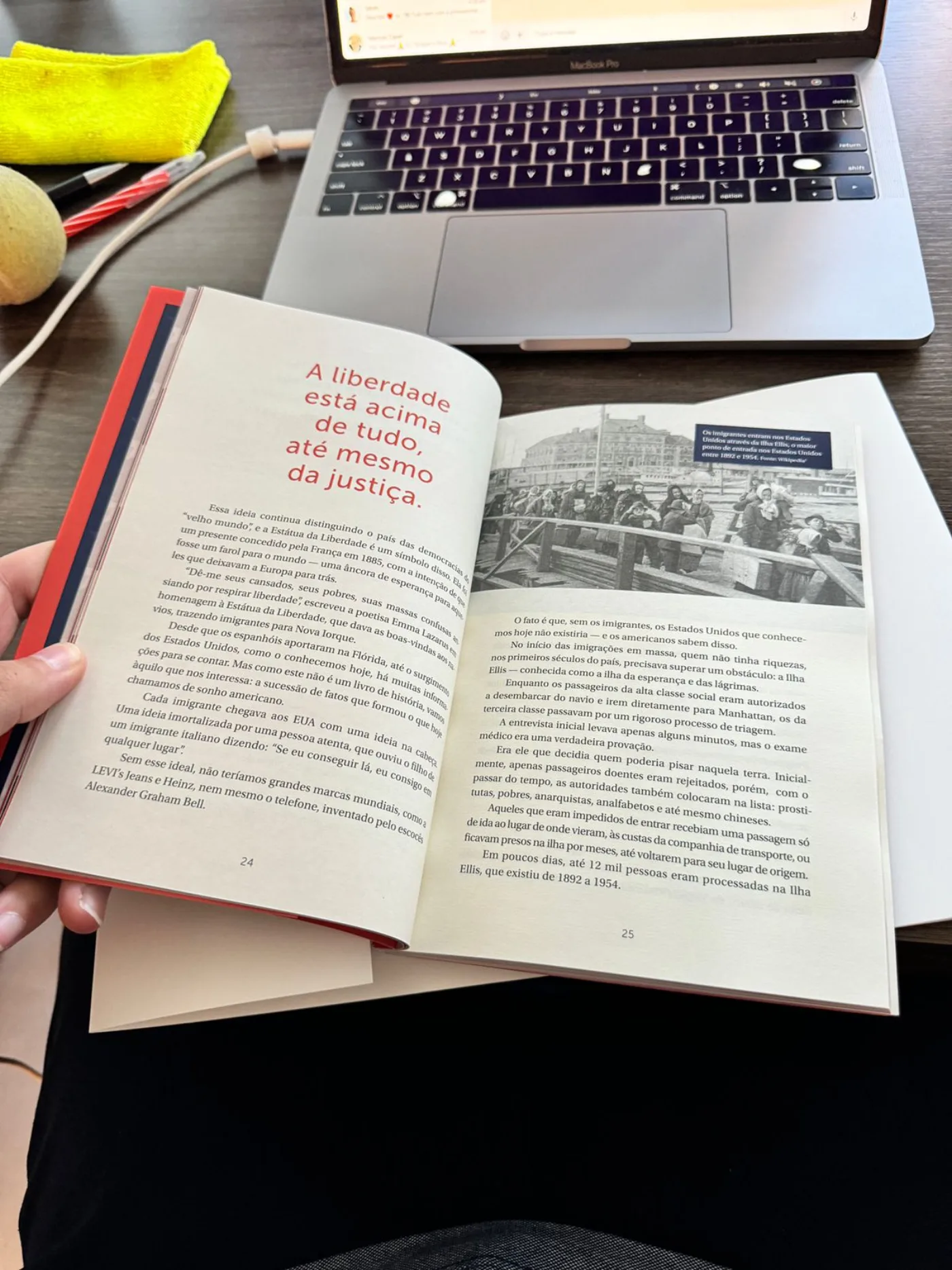 Livro aberto mostrando diagramação