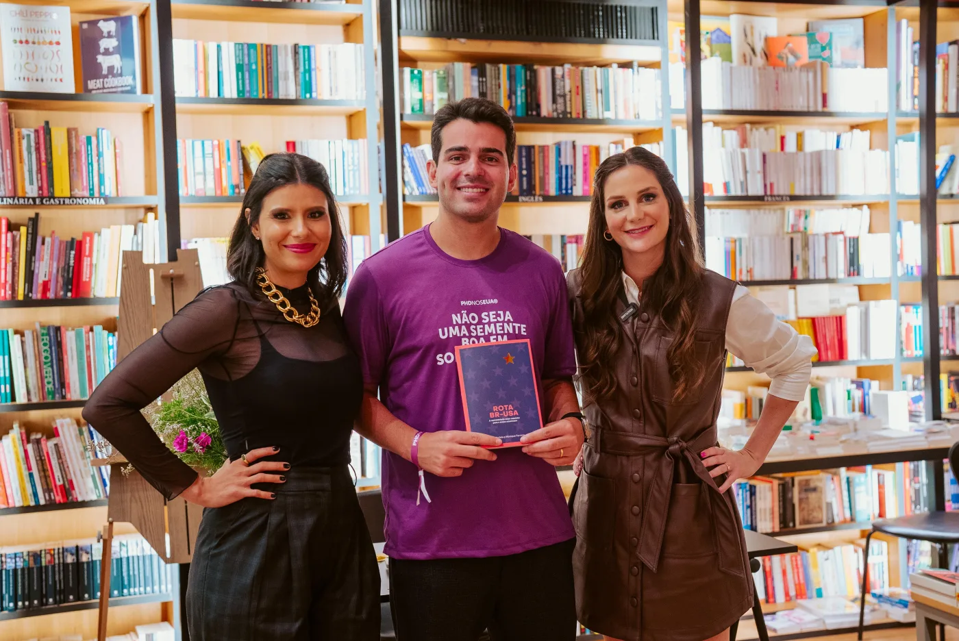 Leonardo Capel com Sara Stofela e Monique Ferreira no lançamento do livro Rota BR-USA na Livraria da Travessa, São Paulo