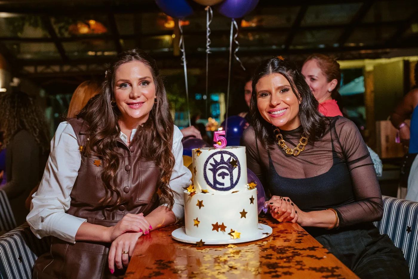 Sara Stofela e Monique Ferreira no after do lançamento no Bardega Wine Bar, São Paulo