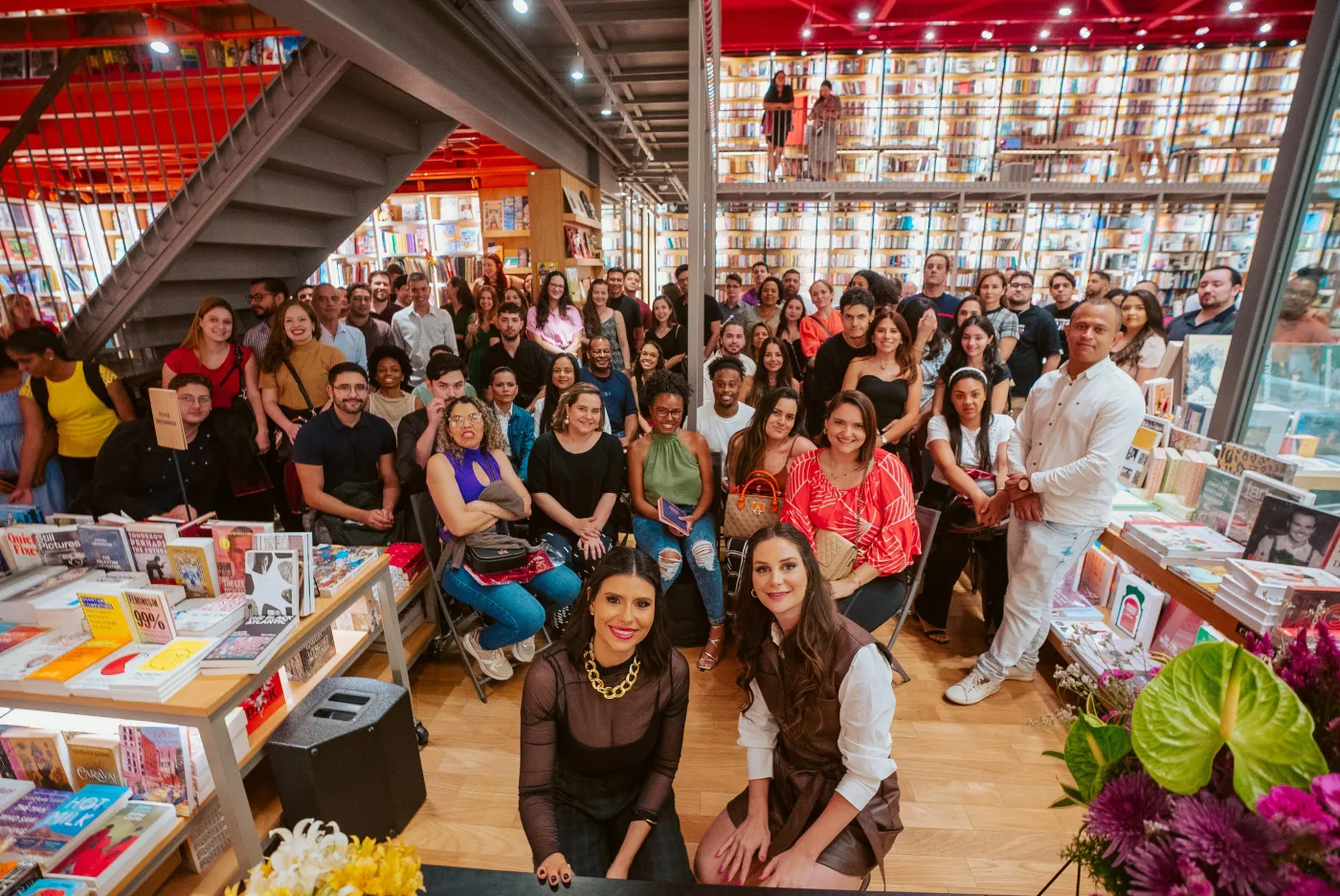 Sara Stofela e Monique Ferreira com o público lotado no lançamento na Livraria da Travessa, São Paulo